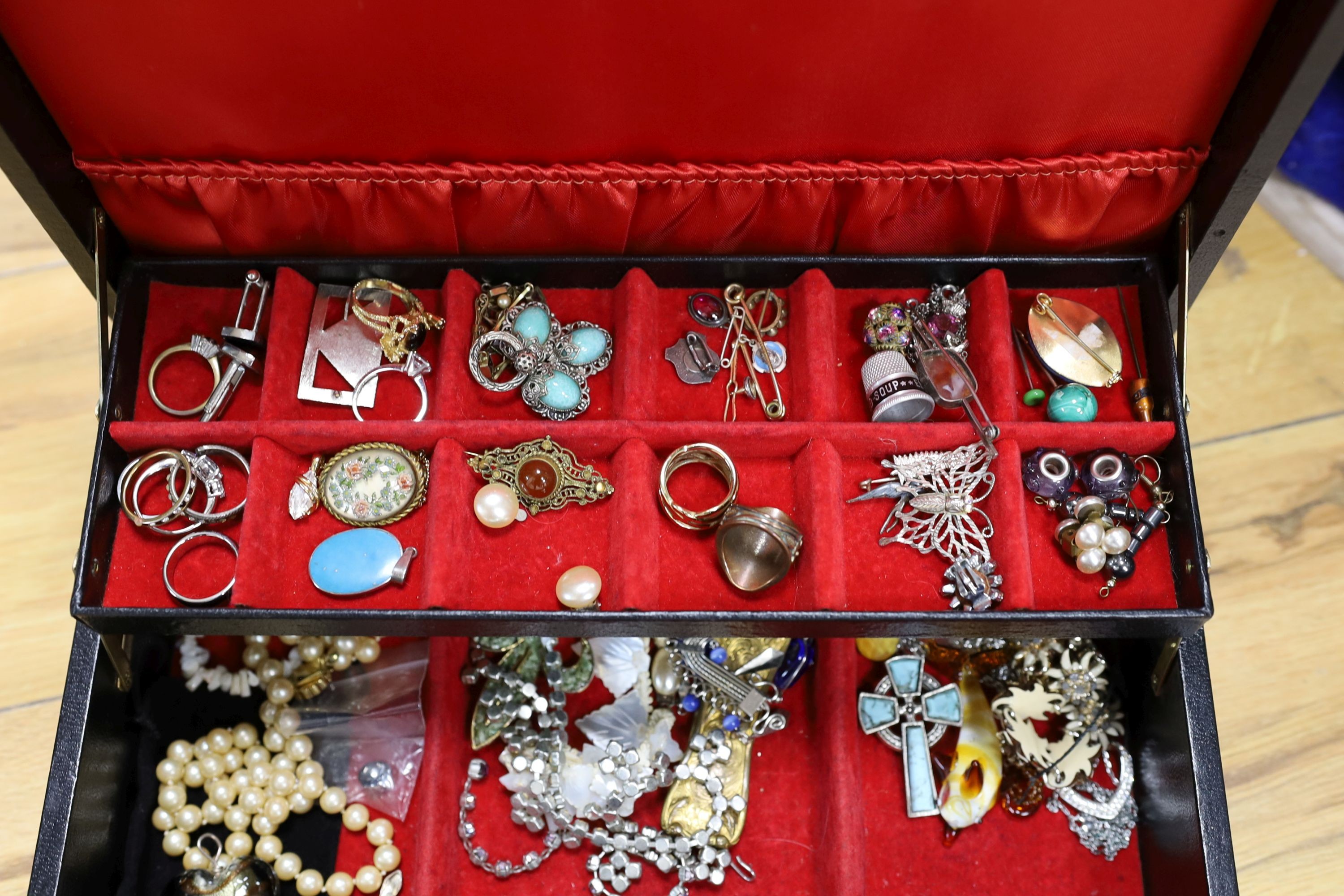 A large quantity of assorted costume jewellery.